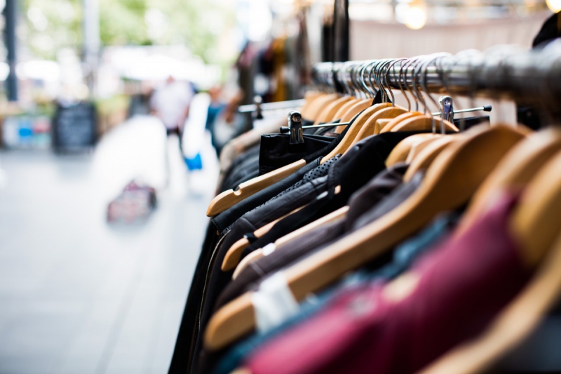 vitrine-DRAGUIGNAN-min_blur_close_up_focus_hanger_jacket_market_people_rack-1176303