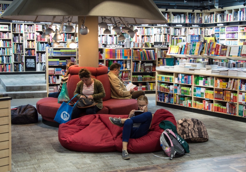 vitrine-DRAGUIGNAN-min_books_bookstore_book_reader_readers_reading_shop_sale_books-849006