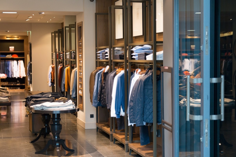 vitrine-DRAGUIGNAN-min_shop_clothes_clothing_shopping_mall_shopping_kielce_crown_poland-862477