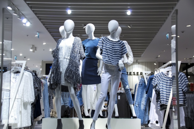 vitrine-DRAGUIGNAN-min_shopping_mall_shop_windows_fashionable_clothes_feminine_weakness_the_temptation_slender_women_mannequin_lifestyle-1044785