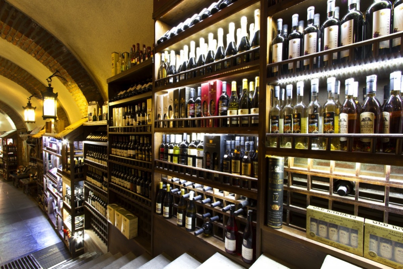 vitrine-DRAGUIGNAN-min_world_street_travel_shop_canon_georgia_wine_bottles-429767
